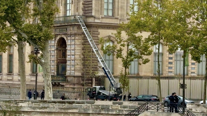 smi_v_luvre_ne_uvideli_nichego_neobychnogo_v_prisutstvii_avtovyshek_pri_krazhe-473cdae.jpg
